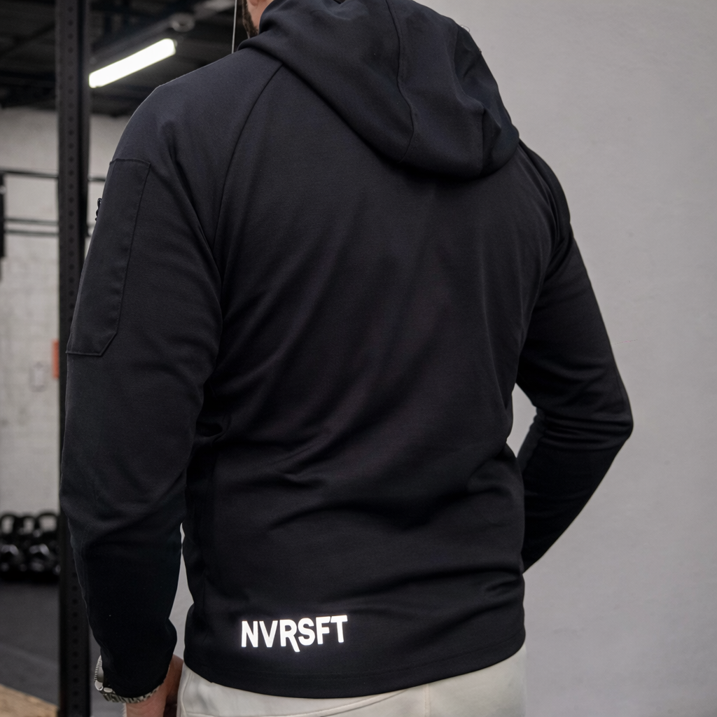 Chamarra con Cierre y Capucha de Alto Desempeño – NVRSFT®