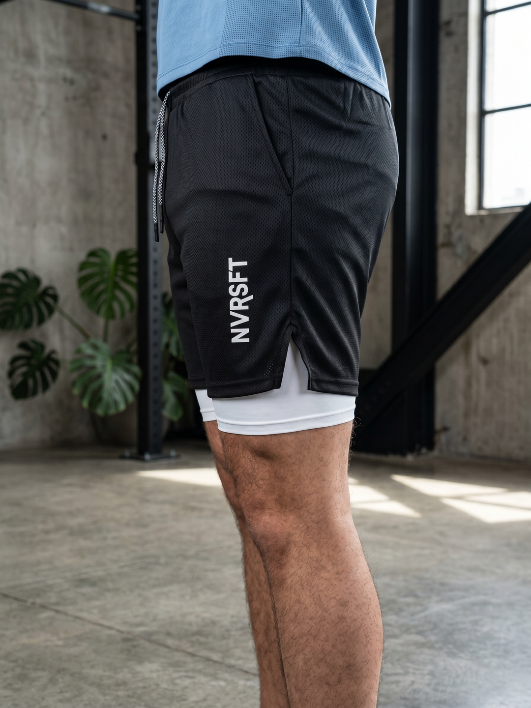 Short Atlético 2 en 1 de 7" con Bolsillos Forrados y Malla Stretch Kinetic - NVRSFT®