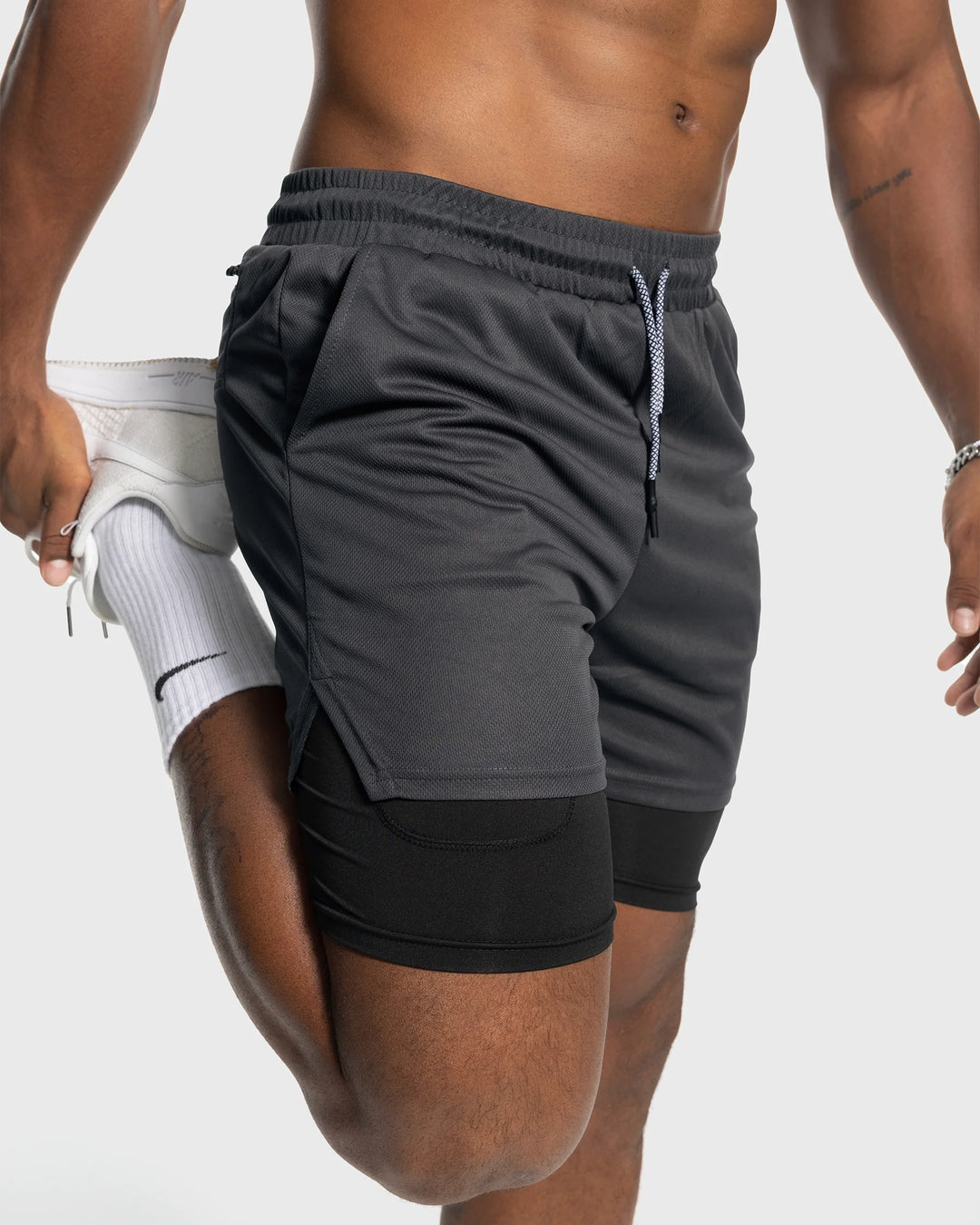 Short Atlético 2 en 1 de 7" con Bolsillos Forrados y Malla Stretch Kinetic - NVRSFT®